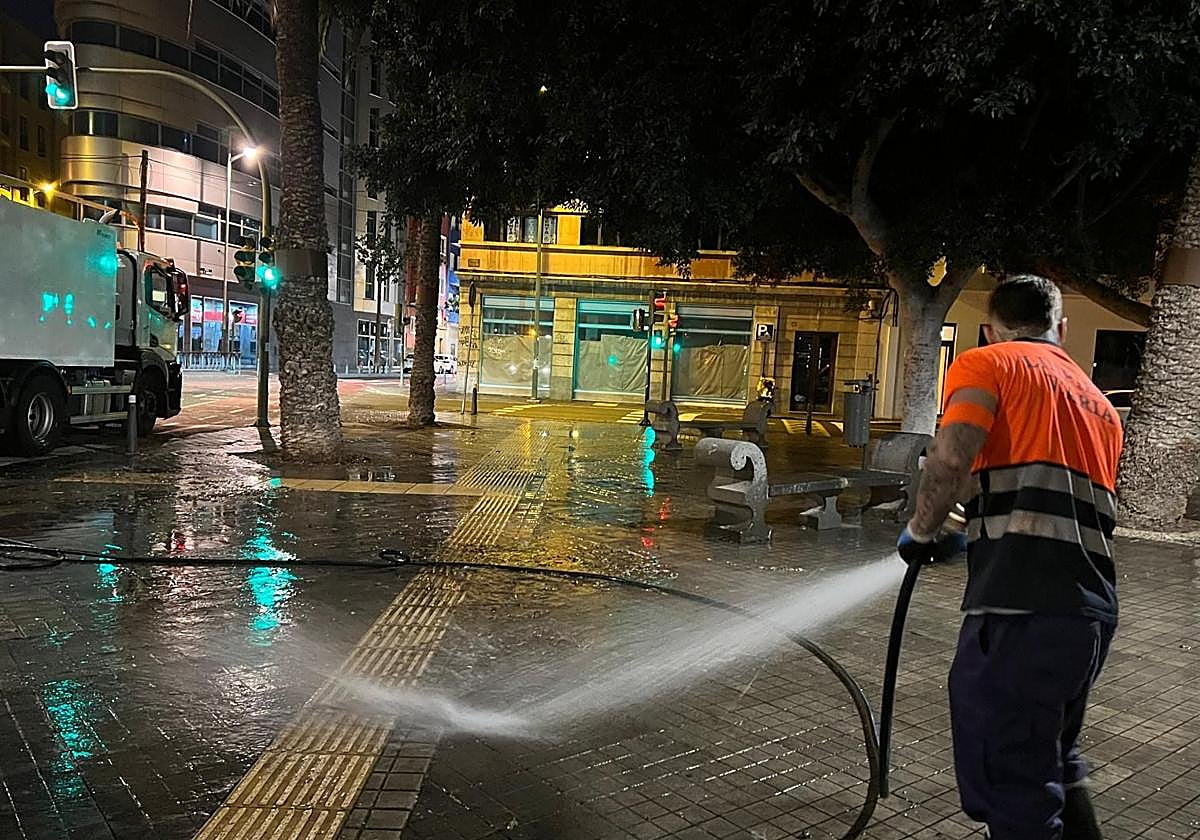Trabajos de baldeo este jueves en la plaza de la Feria.