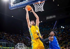 El pívot norteamericano del Dreamland Gran Canaria, Mike Tobey, anota en el duelo ante el Spartak serbio en el Arena.