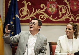 Pablo Rodríguez junto a la diputada Luz Reverón antes del inicio de su comparecencia.