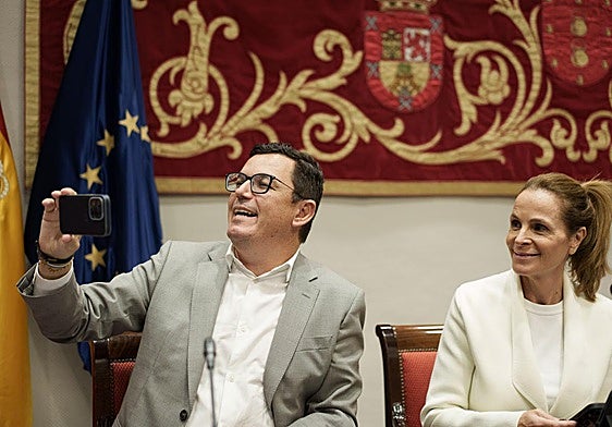 Pablo Rodríguez junto a la diputada Luz Reverón antes del inicio de su comparecencia.