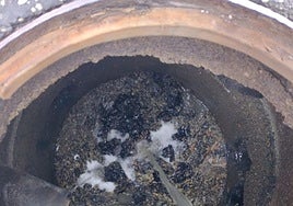 Imagen de la obstrucción de materiales de obra en la red de saneamiento.