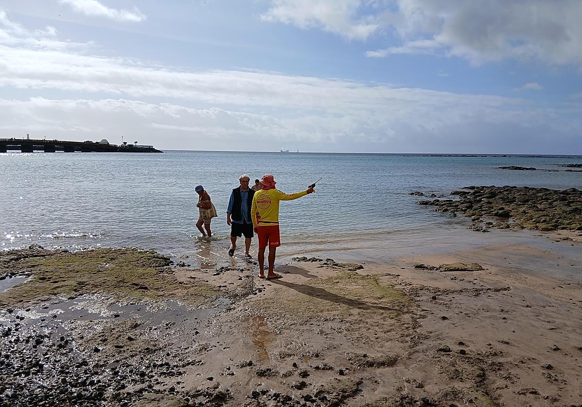 Socorrista en la mañana del jueves advirtiendo a bañistas para que no entraran al mar.