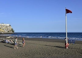 Imagen de archivo de la playa de Las Burras con bandera roja por el vertido.