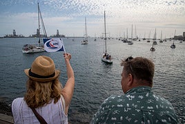 Una mujer despide a los participantes en la regata ARC.