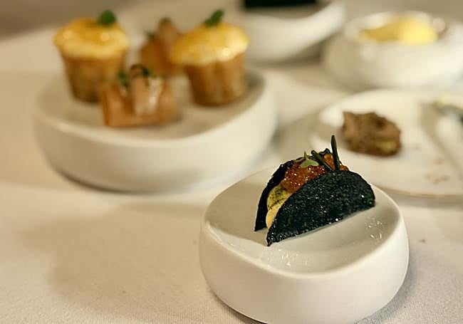 Bocado de nori con crema inglesa de foie gras, rulo de quisquilla con mantequilla de soja y una tartaleta de bogavante con miso y botarga.