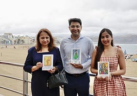Twinkle y Navin Govindani posan junto a su madre, Vidya, en la playa de Las Canteras.