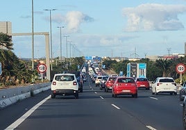 Retenciones en la GC-1 por accidente este viernes.