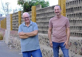 Antonio León (i) y Roberto Zamora posan a la entrada del barrio de Cañada Honda.
