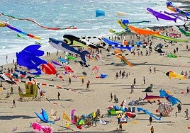 Cometas sobre las Grandes Playas de Corralejo, en el municipio de La Oliva.