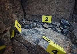 Así quedó el yacimiento arqueológico tras el expolio del panel de grabados de la montaña del Sombrero, en Triquivijate, en el municipio de La Oliva.