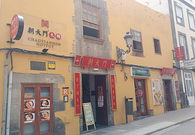 Fachada llena de elementos publicitarios.