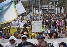 Pancartas pidiendo la regulación del mercado inmobiliario en Las Palmas de Gran Canaria.
