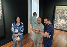 Artista dando detalles de una de sus creaciones.