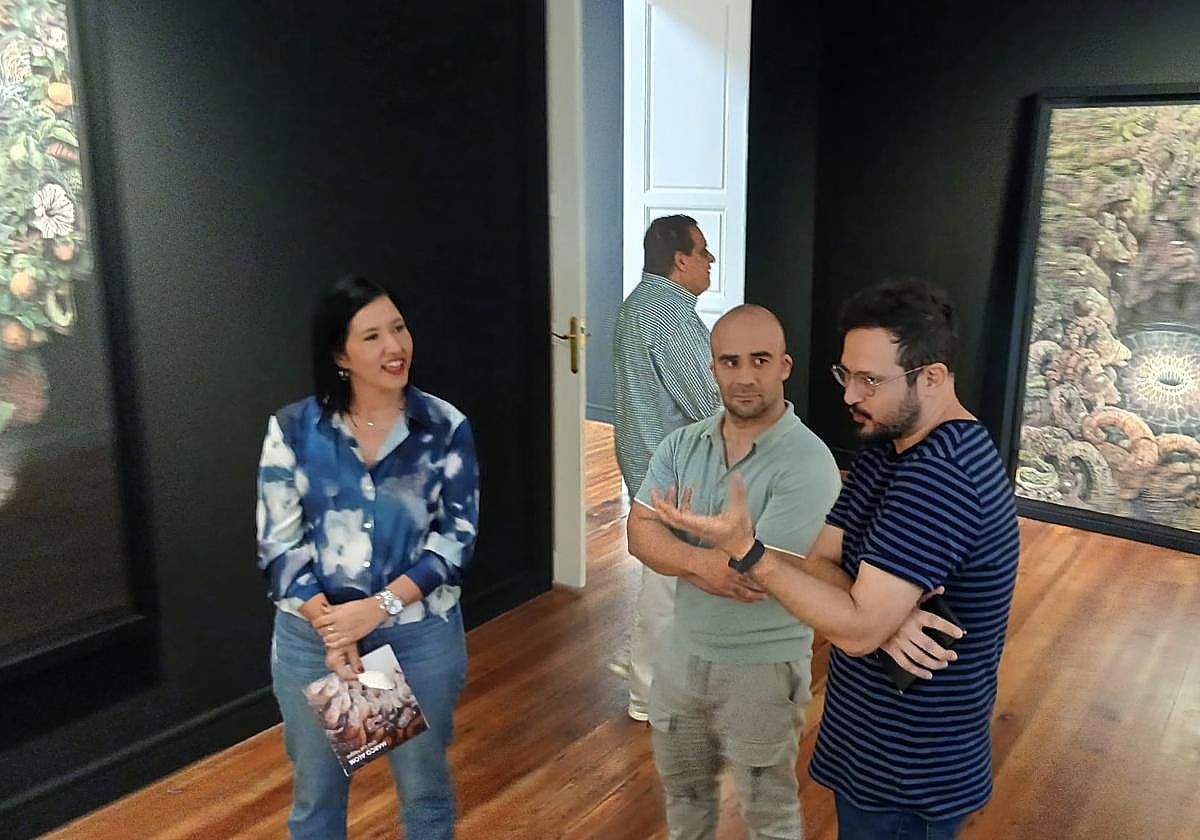 Artista dando detalles de una de sus creaciones.