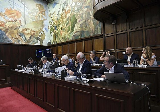 Grupo de Gobierno del Cabildo de Gran Canaria en una sesión plenaria.