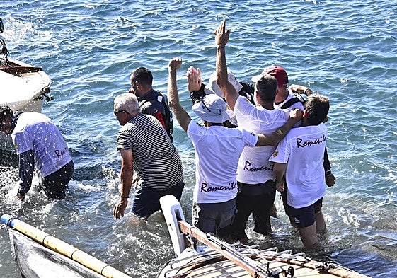Los tripulantes del Romerito celebran el título.