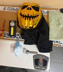 Máscara de Halloween, drogas y objetos incautados por la Policía Local de Las Palmas de Gran Canaria.