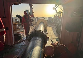 Trabajos de traslado y fondeo de las tuberías del emisario e inmisario de Salto de Chira.