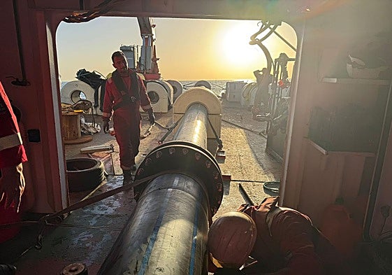 Trabajos de traslado y fondeo de las tuberías del emisario e inmisario de Salto de Chira.