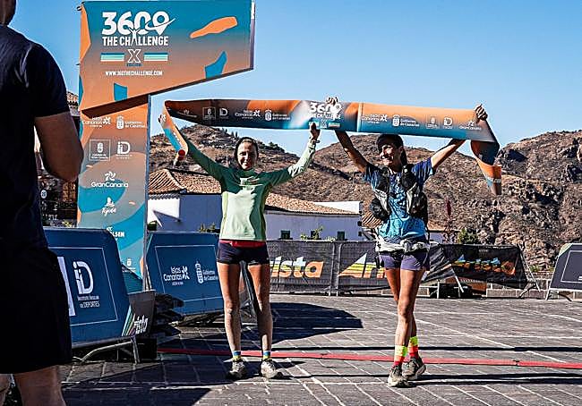 Nira Castro y Guacimara Suárez posan en la meta.