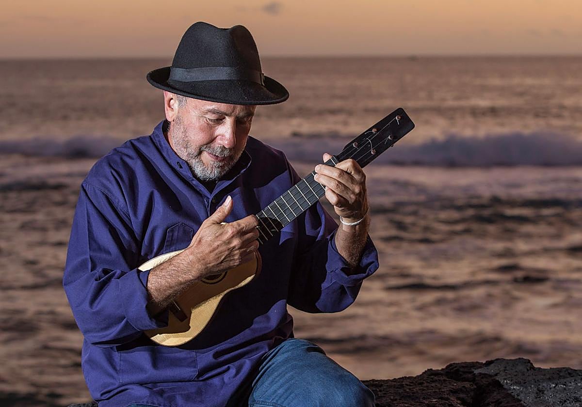 Domingo Rodríguez El Colorao, reconocido timplista majorero, interpretando el timple canario
