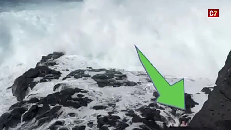 El fuerte oleaje deja tres heridos en una playa de Lanzarote