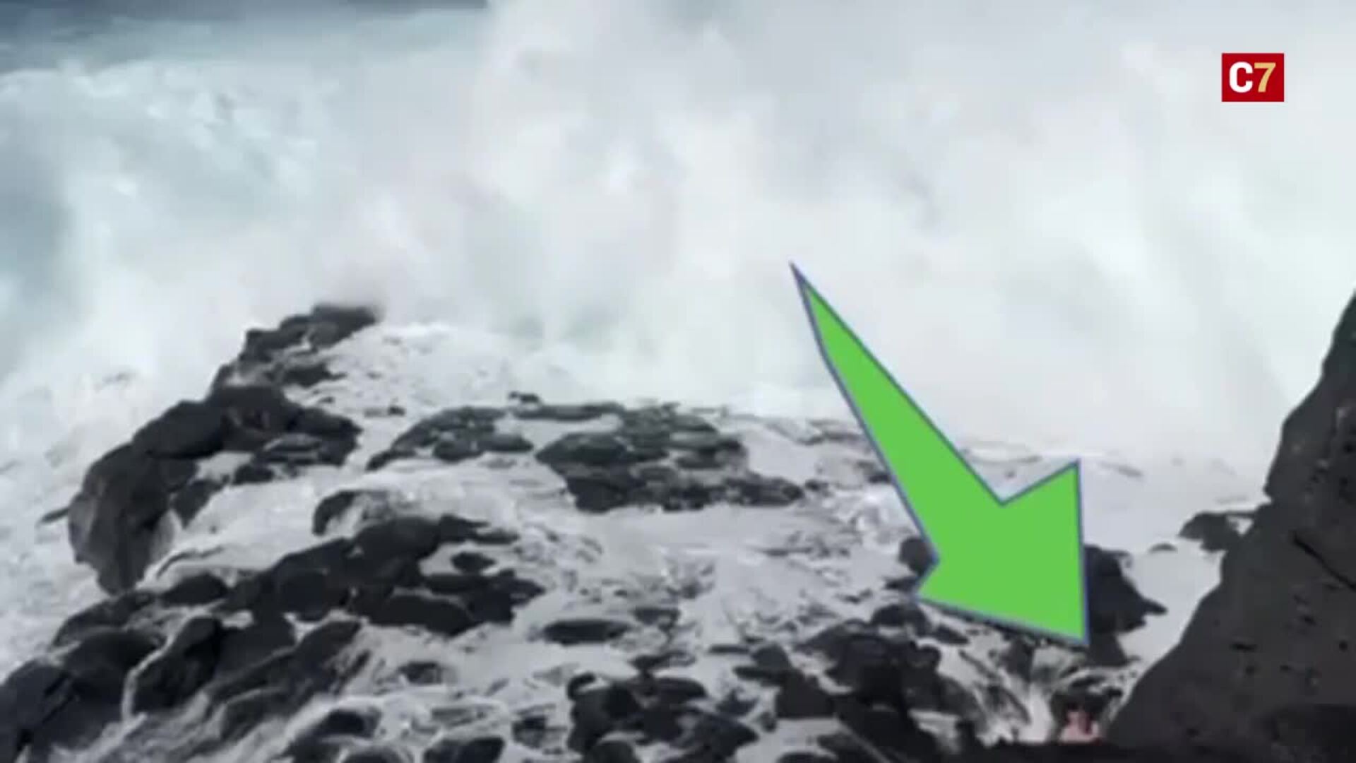 El fuerte oleaje deja tres heridos en una playa de Lanzarote