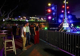 El alcalde, la concejal y parte de la organización, en la zona VIP del Winter Pride.