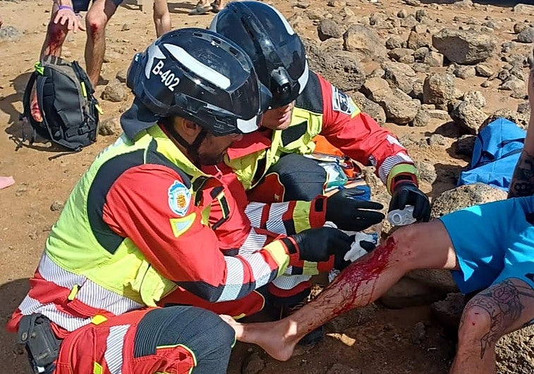 Imagen de los bomberos atendiendo a uno de los heridos.
