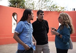 Moisés, en el centro, junto a representantes de Derecho al Techo, el pasado sábado.