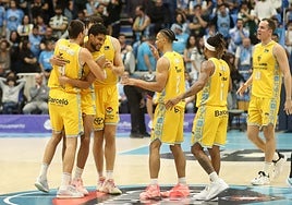 Los jugadores del Dreamland Gran Canaria celebran el triunfo obtenido ante el Río Breogán en el Pazo Provincial dos Deportes de Lugo.