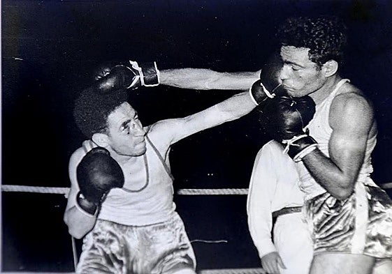 En una de sus peleas, a la izquierda y castigando al rival con su golpe de zurda.