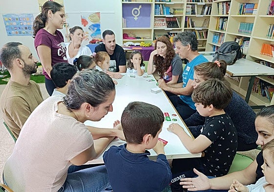 Arturo Boyra, con camiseta azul, presenta el juego a un grupo de escolares y adultos.