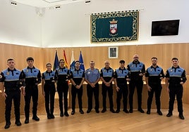 Nuevos agentes posando con mandos de la Policía Local de Tías