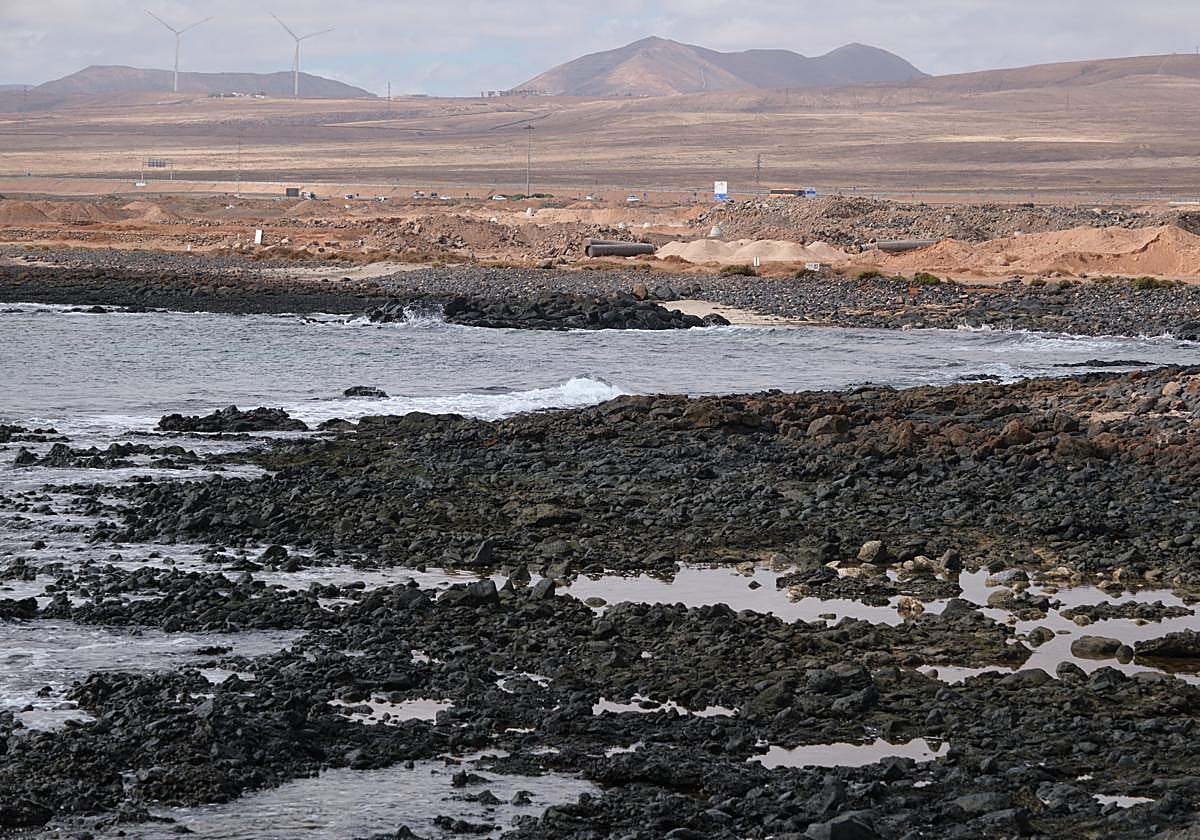 Obras de urbanización del plan parcial Rosa del Lago, al norte de Puerto Lajas, desde la costa del municipio de Puerto del Rosario.