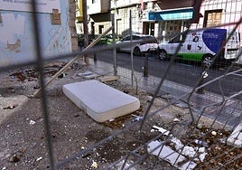 Basura, suciedad y dejadez en la calle Italia