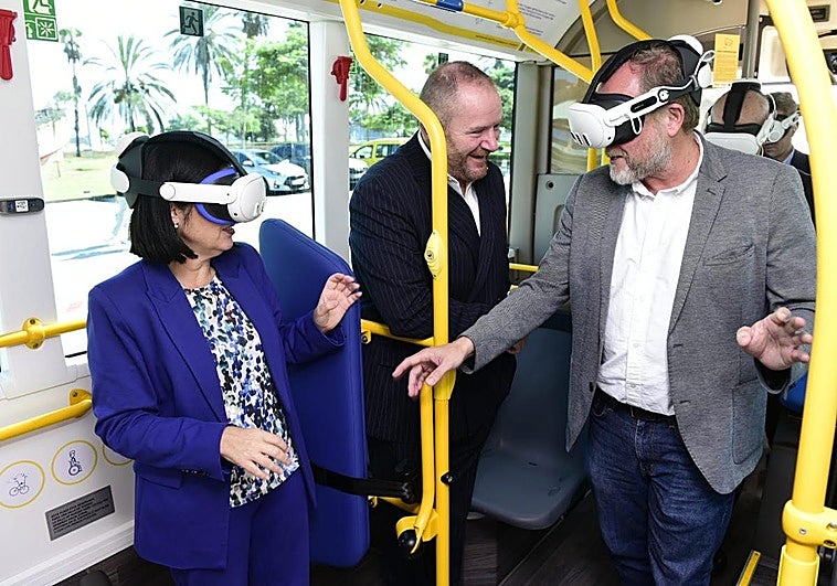 Darias y Ramírez conocieron los entresijos de uno de los nuevos vehículos gracias a la realidad virtual.