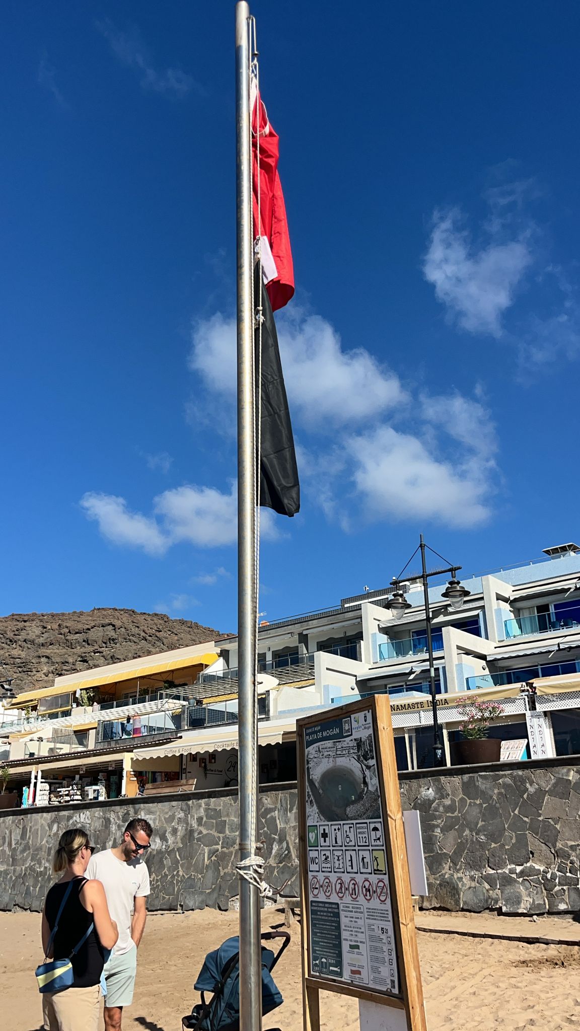 Bandera roja en una de las playas de Mogán afectada por el vertido.