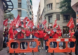 Concentración este martes a las puertas del Parlamento de Canarias.
