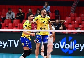 Io de Amo y Walla celebran un punto durante el partido de ida en la cancha griega.