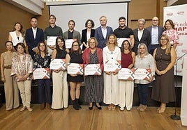 El presidente de la Fundación Mapfre, Ignacio Baeza (fila superior, 5d), posa con responsable de los proyectos seleccionados.