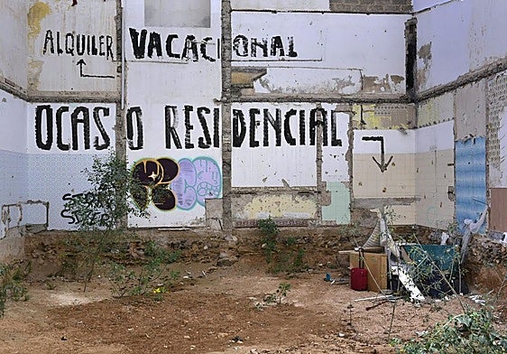 Enseres de una persona sin hogar en un solar de Alcaravaneras este martes.