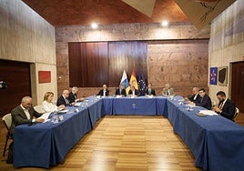 El presidente de Canarias, Fernando Clavijo (c), con los portavoces de los siete partidos con representación en el Parlamento canario.