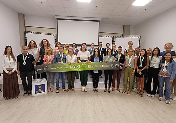 Imagen de los premiados en la Binter NightRun junto con las autoridades y patrocinadores.