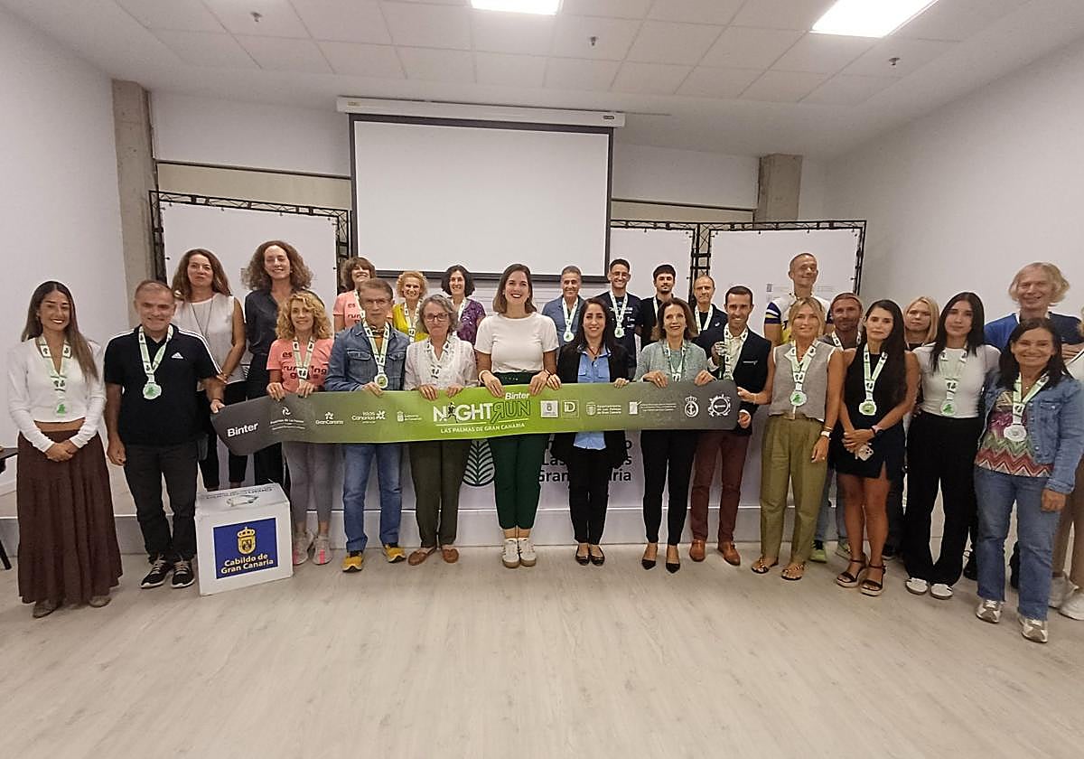 Imagen de los premiados en la Binter NightRun junto con las autoridades y patrocinadores.