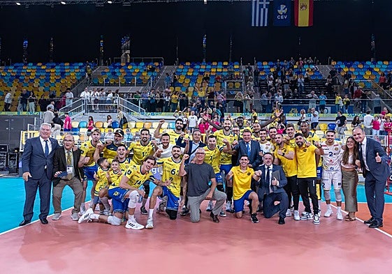 La plantilla, cuerpo técnico y directiva del Guaguas celebró el triunfo por todo lo alto en el Arena.