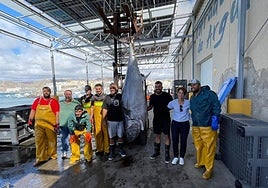 Foto de familia junto al ejemplar capturado.