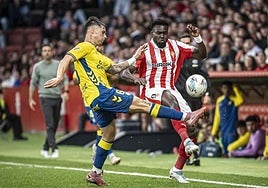 Barcia, despejando en El Molinón.