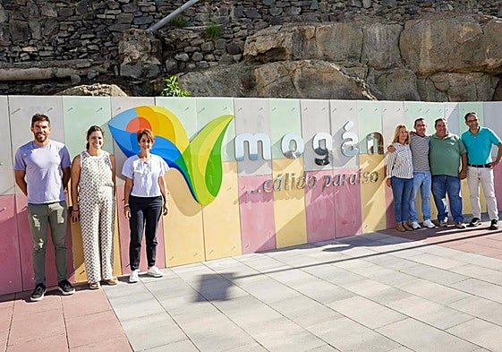 Alcaldesa y ediles posan en el nuevo paseo entre las playas de Costa Alegre y La Carrera.