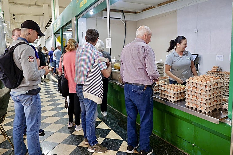 Colas en el puesto de huevos del Mercado Central de Las Palmas de Gran Canaria este miércoles.